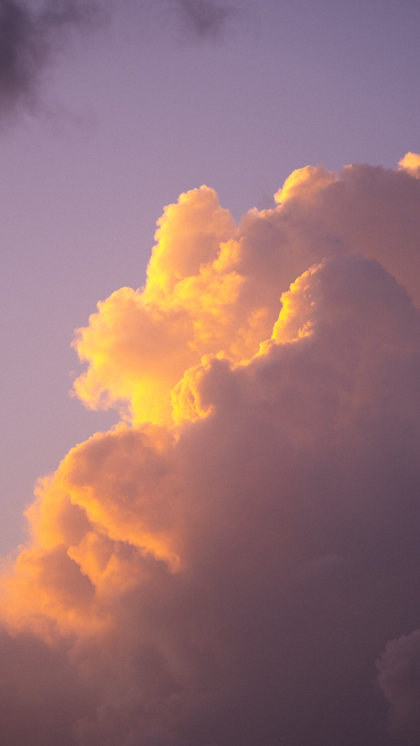 Photo des nuages éclairés par le coucher de soleil à l'Anse Couleuvre