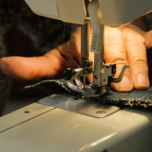 photo-artisante-couturiere-marque-jean-details