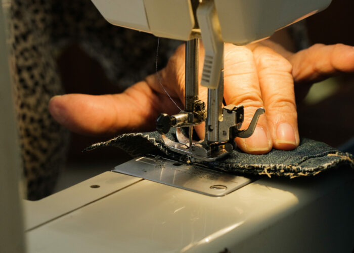 photo-artisante-couturiere-marque-jean-details