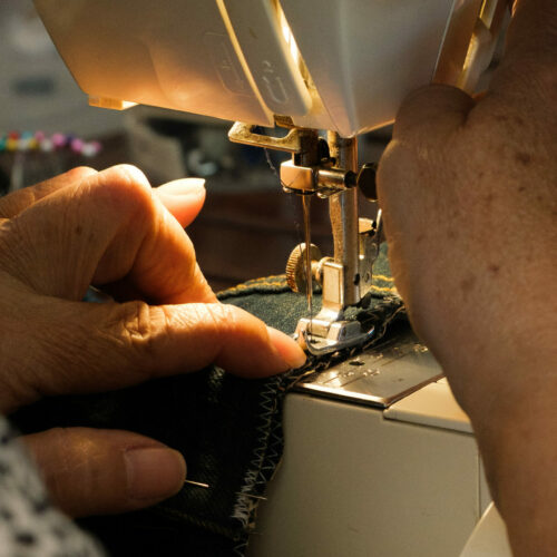 photo-artisante-couturiere-marque-jean-machine