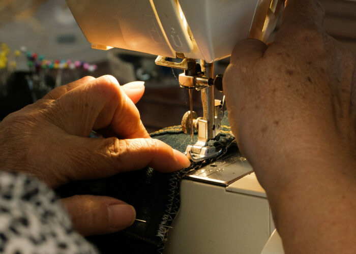 photo-artisante-couturiere-marque-jean-machine