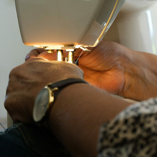 photo-artisante-couturiere-marque-jean-perfectionniste