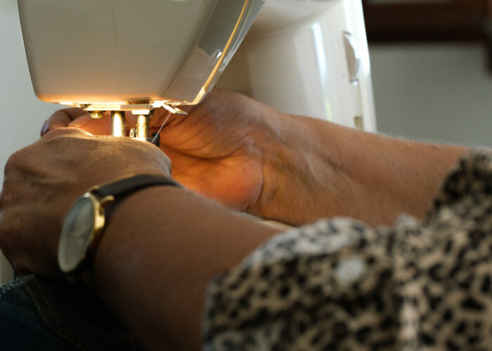 photo-artisante-couturiere-marque-jean-perfectionniste