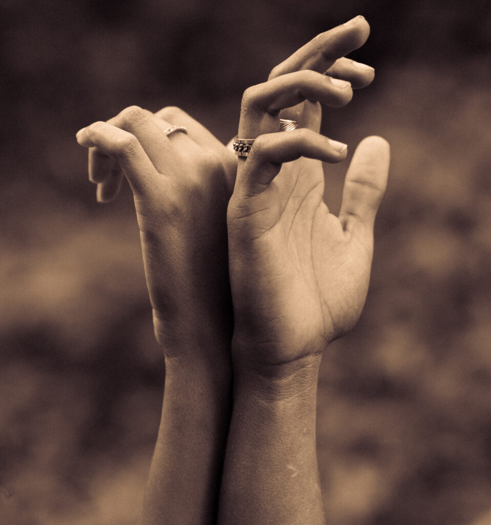 Photo authentique de mains de frère et sœur à Attila