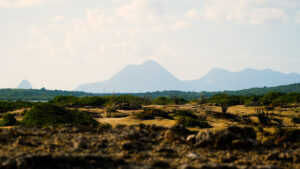 Photo de la Savane des Pétrifications avec la Dame Couchée et le Rocher du Diamant