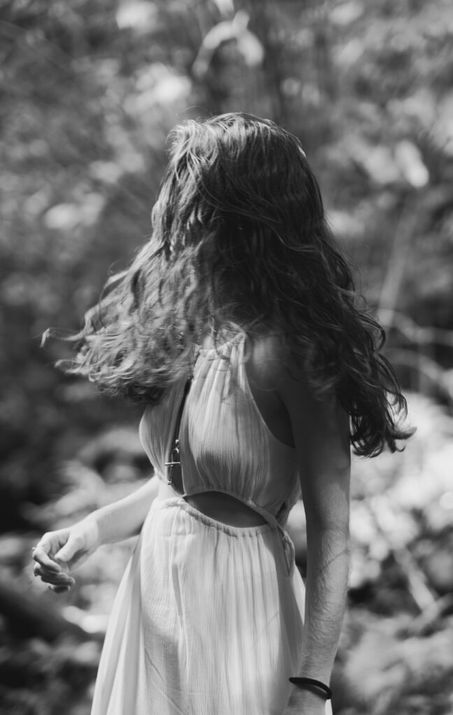 Portrait cinématique d'une magnifique jeune femme à Attila