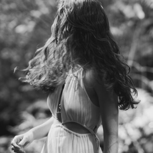 portrait-attila-cinematique-noir-blanc Portrait cinématique d'une magnifique jeune femme à Attila