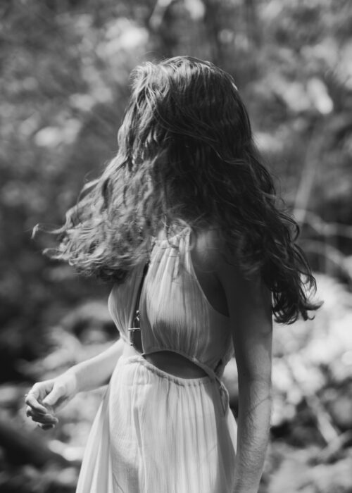 portrait-attila-cinematique-noir-blanc Portrait cinématique d'une magnifique jeune femme à Attila