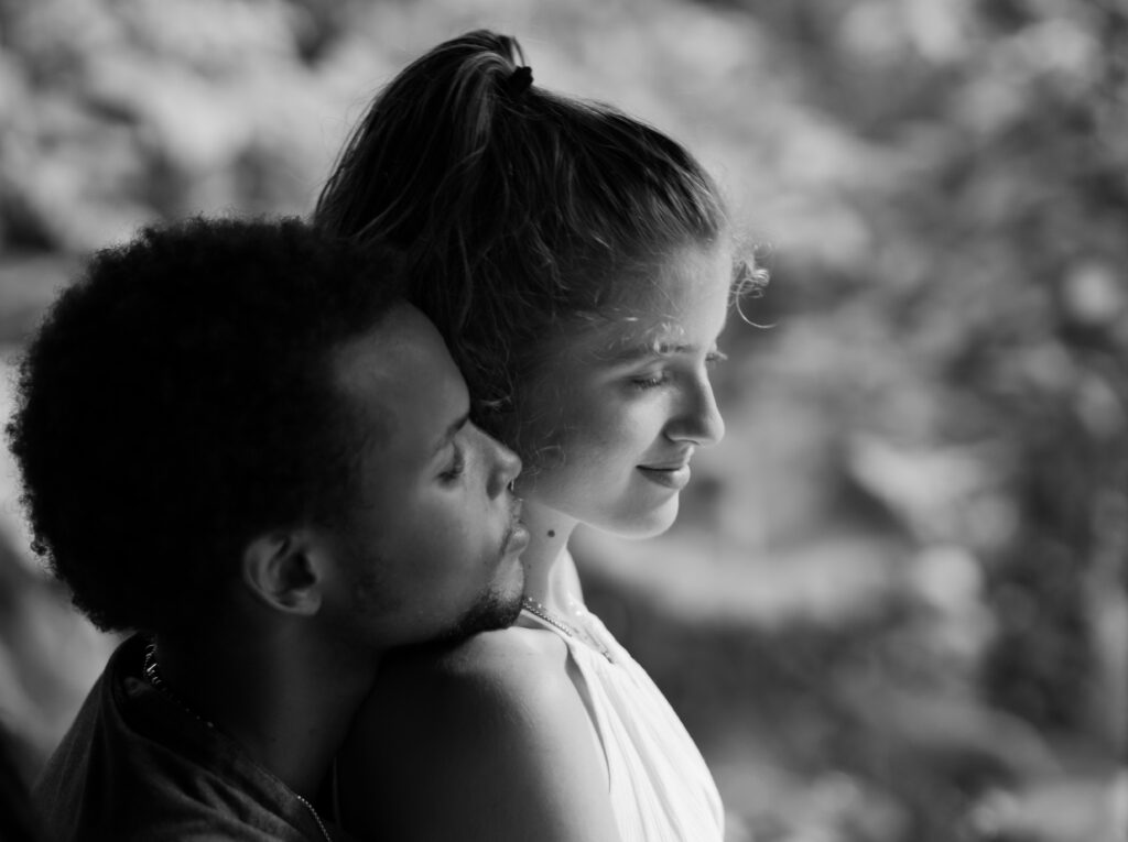 Portrait intime d'un couple heureux à Attila