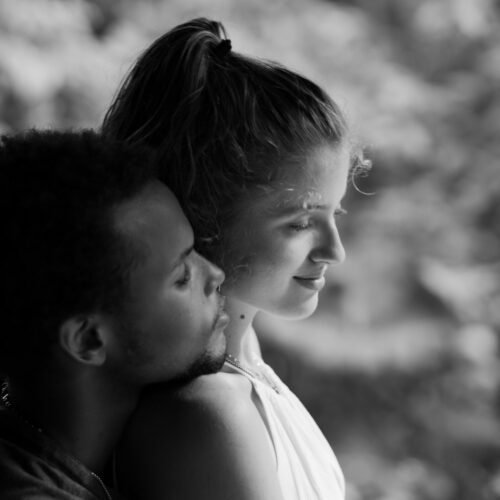 portrait-attila-intime-couple-heureux-noir-blanc Portrait intime d'un couple heureux à Attila
