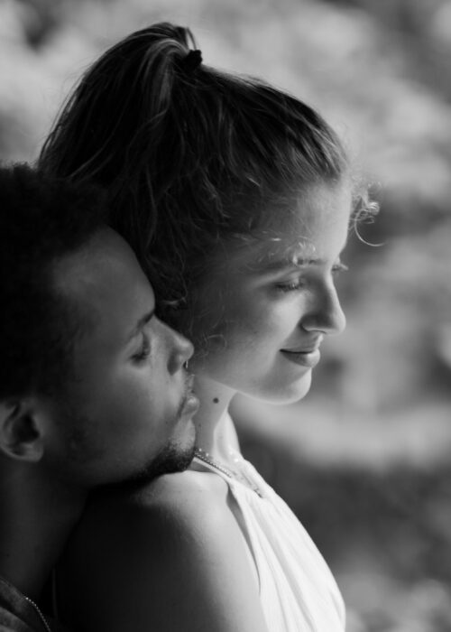 portrait-attila-intime-couple-heureux-noir-blanc Portrait intime d'un couple heureux à Attila