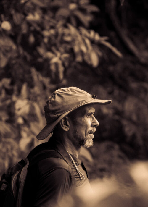 portrait-attila-serenite-randonnee-sepia Photo d'un randonneur expérimenté à Attila au Morne-Vert