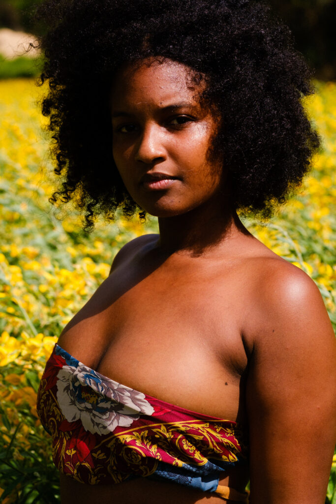 Portrait saisissant de ma compagne dans un champ de fleurs au Carbet