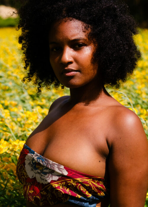 portrait-carbet-champ-fleurs-sublime Portrait saisissant de ma compagne dans un champ de fleurs au Carbet